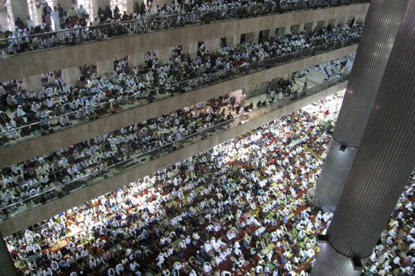 melaksanakan salat di lantai atas masjid