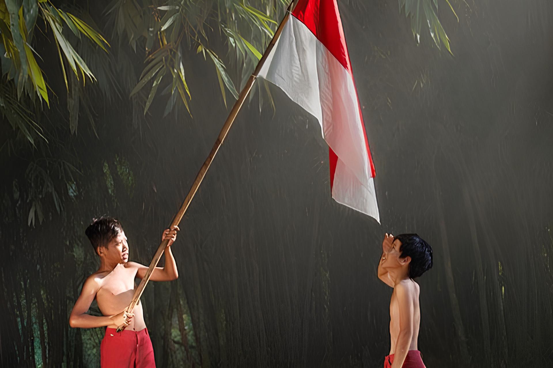 orang hormat kepada bendera merah putih