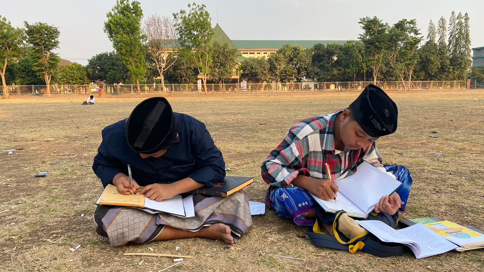 Santri belajar di luar kelas