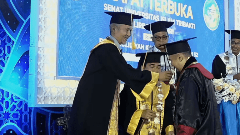 Wisuda Universitas Tribakti