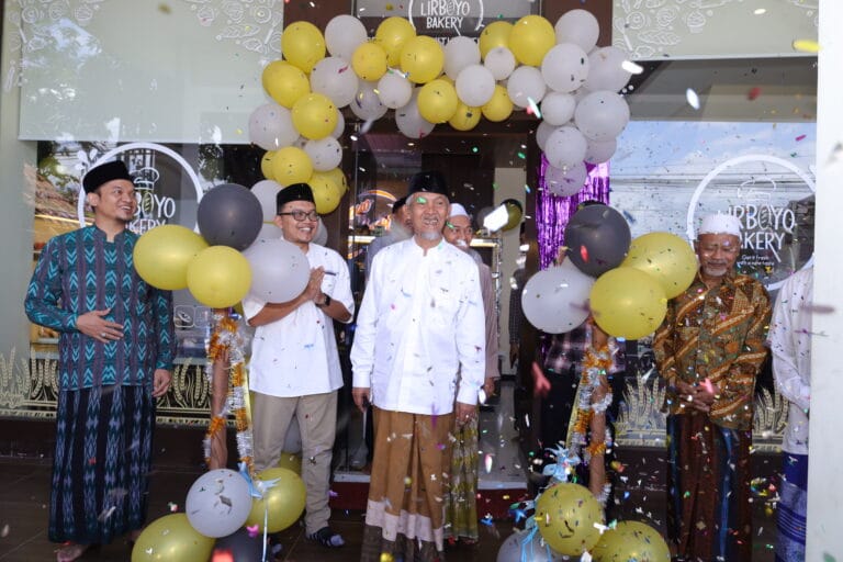 Lonncing Grend Opening Lirboyo Bakery