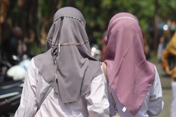 Pengertian Mahram Serta Pembagiannya Pengertian Mahram dan Pembagiannya
