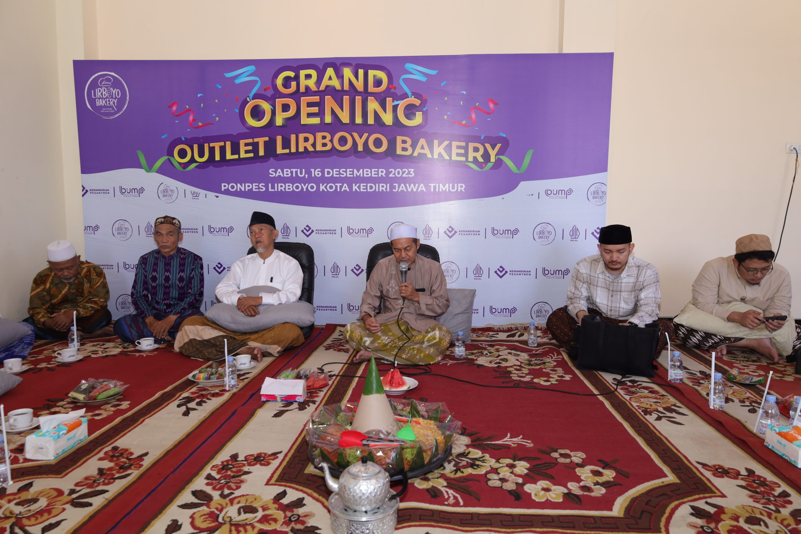 Seremonial pembukaan Grand Opening Outlet Lirboyo Bakery