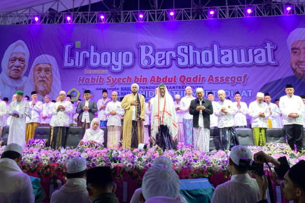 Dawuh Habib Syech dalam Acara Lirboyo Bersholawat