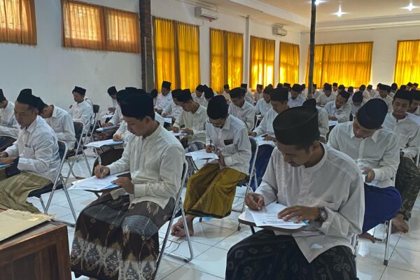 Tingkat Lanjutan; Memperdalam Ilmu di Ma’had Aly Lirboyo Maha Santri sedang mengikuti ujian masuk.