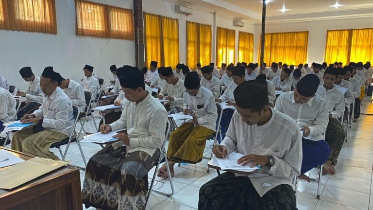 Maha Santri sedang mengikuti ujian masuk.