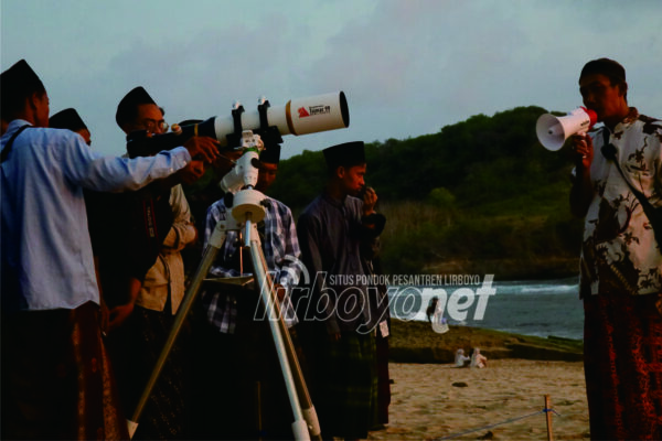 Praktik Rukyatul Hilal di Pantai Molang, Tulungagung, Jawa Timur praktek rukyatul hilal bersama tim lajnah falakiyah