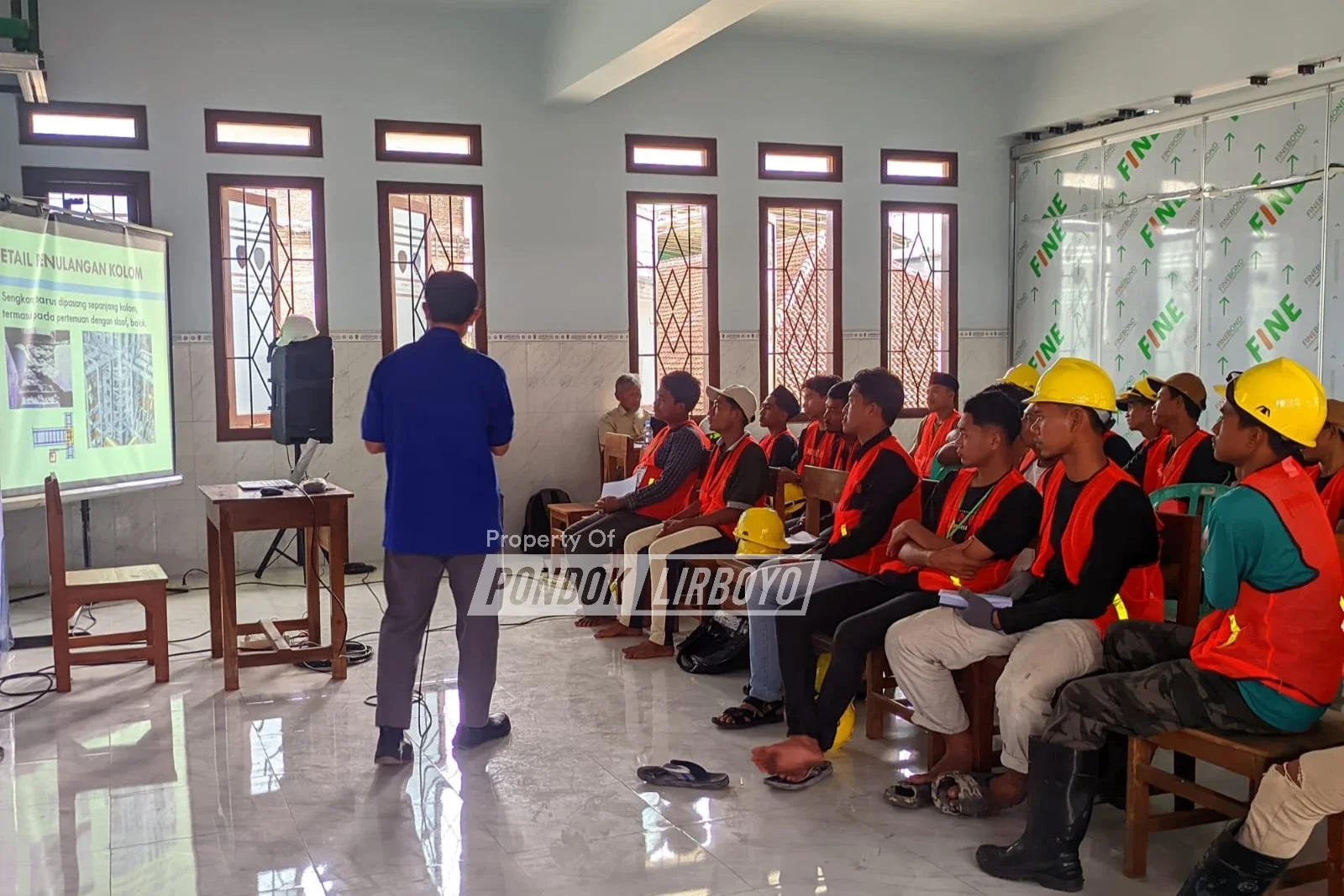 Santri Lirboyo latihan kontruksi