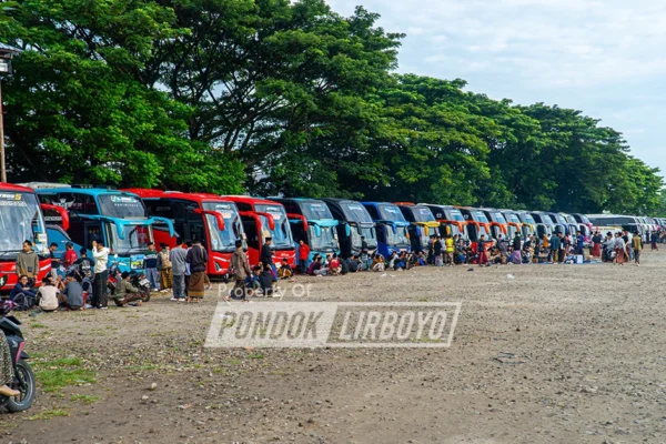 Mudik santri pondok pesantren lirboyo
