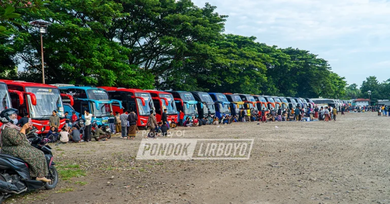 Mudik santri pondok pesantren lirboyo