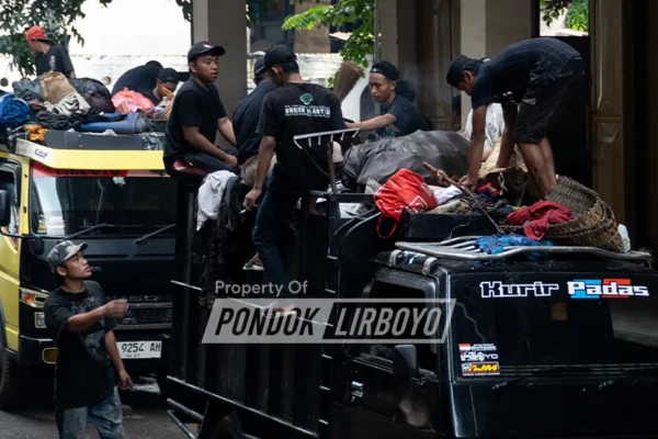 Bersih-bersih masal; Ikhtiar Menuju Lingkungan yang Selalu Nyaman untuk Belajar Roan Bersih-bersih pondok