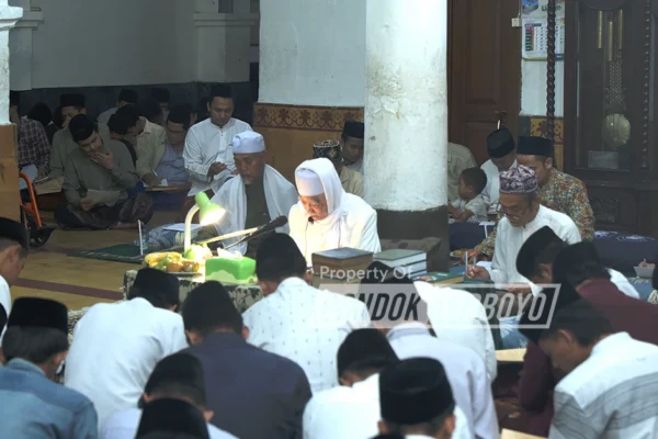Romo KH. M. Anwar Manshur memimpin langsung pembacaan khataman Kitab Sohih Muslim Ramadan 1447 H