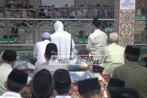 KH. M. Anwar Manshur memimpin sesi penutupan khataman Al-Qur'an