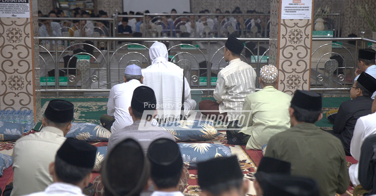 KH. M. Anwar Manshur memimpin sesi penutupan khataman Al-Qur'an