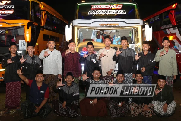 Pemulangan 2.361 Santri Pondok Pesantren Lirboyo Dimulai, TIMSAR Kerahkan 49 Armada Bus Panitia TIMSAR Pondok Pesantren Lirboyo berfoto di depan deretan bus pariwisata yang digunakan untuk pemulangan santri.