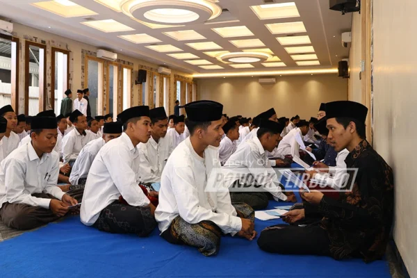 Para Santri Baru sedang mengikuti ujian masuk MHM