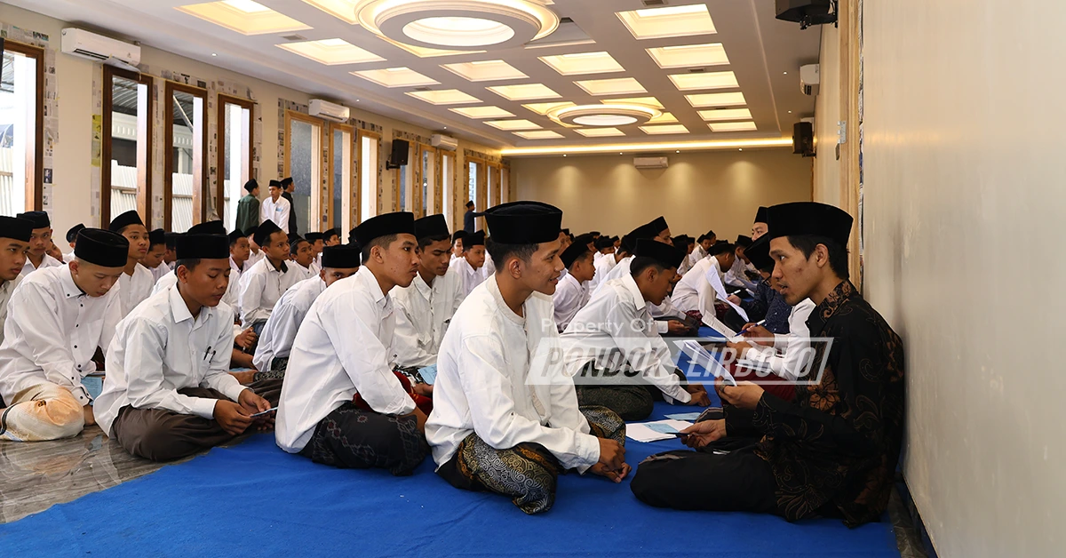 Para Santri Baru sedang mengikuti ujian masuk MHM