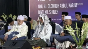 KH. M. Anwar Manshur, KH. Abdullah Kafabihi Mahrus dan KH. Nurul Huda Ahmad tampak sedang menghadiri acara haul ke 68 Nyai Hj. Dlomroh Lirboyo