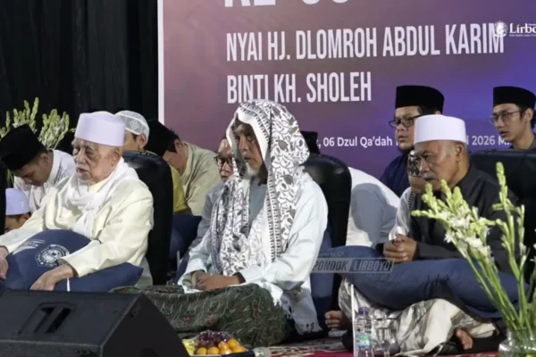 KH. M. Anwar Manshur, KH. Abdullah Kafabihi Mahrus dan KH. Nurul Huda Ahmad tampak sedang menghadiri acara haul ke 68 Nyai Hj. Dlomroh Lirboyo