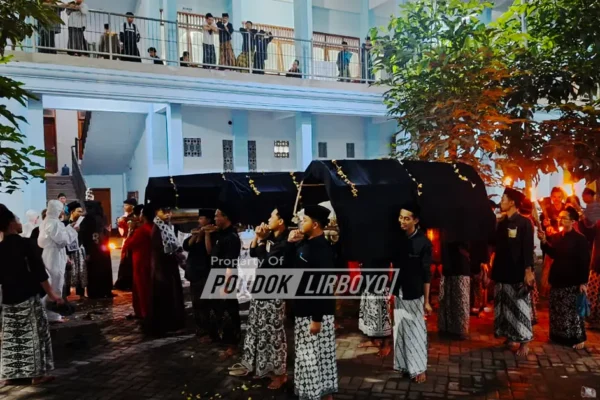 Di Balik Dinginnya Malam Lirboyo, Santri Kelas III Aliyah Belajar Praktik Tajhizul Janaiz