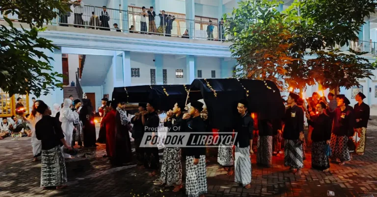 Di Balik Dinginnya Malam Lirboyo, Santri Kelas III Aliyah Belajar Praktik Tajhizul Janaiz