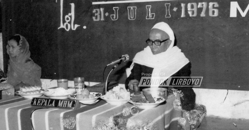 KH Mahrus Aly didampingi sang istri, Nyai Zaenab saat sidang besar MHM