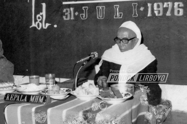 KH Mahrus Aly didampingi sang istri, Nyai Zaenab saat sidang besar MHM