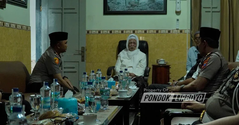Kapolda Jatim Sowan ke Kediaman KH Anwar Manshur, Meminta Doa agar Amanah Menjalankan Tugas