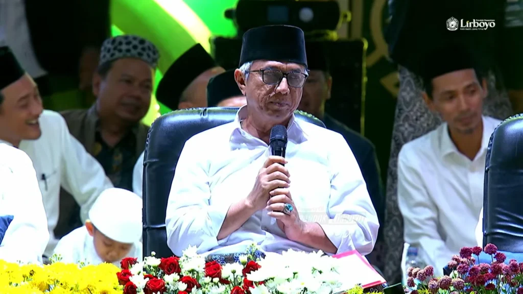 KH. Qowimuddin Thoha, S.H. dalam Lirboyo Bersholawat Bersama Habib Syech 2026 M.