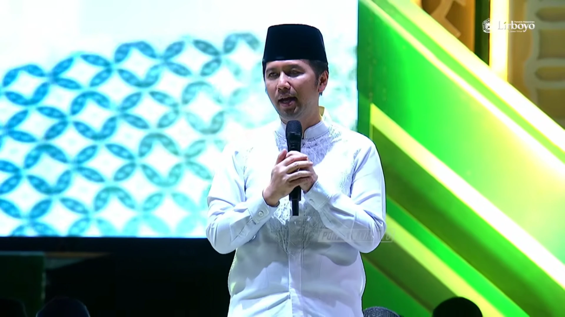 Dr. H. Emil Elestianto Dardak dalam Lirboyo Bersholawat Bersama Habib Syekh 2026 M.