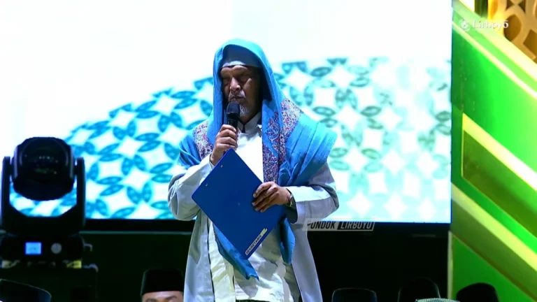 KH. Abdullah Kafabihi Mahrus Ajak Jamaah Perbanyak Sholawat dalam Lirboyo Bersholawat